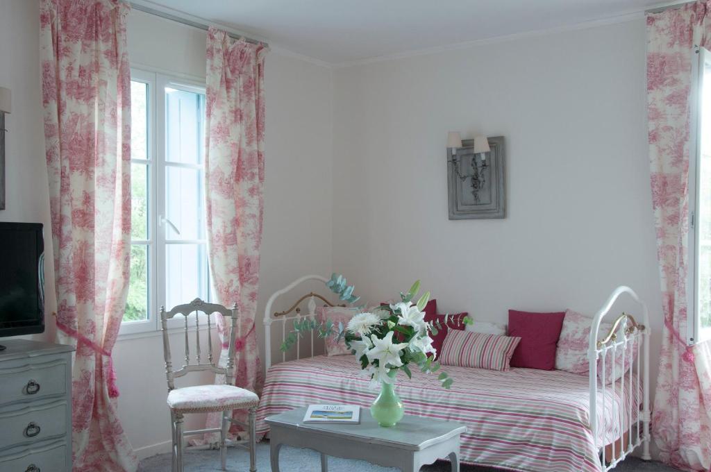 Postel nebo postele na pokoji v ubytování Logis Hôtel Restaurant Château Bellevue