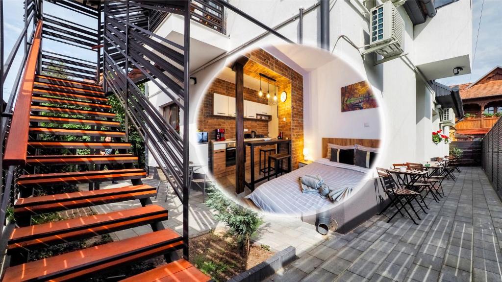 una vista interna de una casa con una escalera de caracol en Ben Apartments Central Urban Escape, en Sibiu