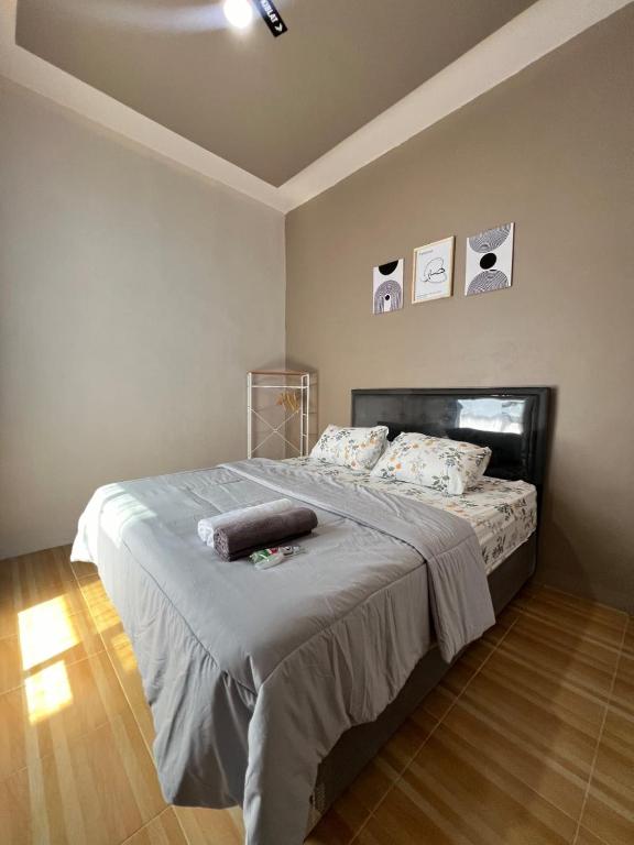 Un dormitorio con una cama grande en una habitación. en OSH! Omah Syariah Homestay, en Wonosobo