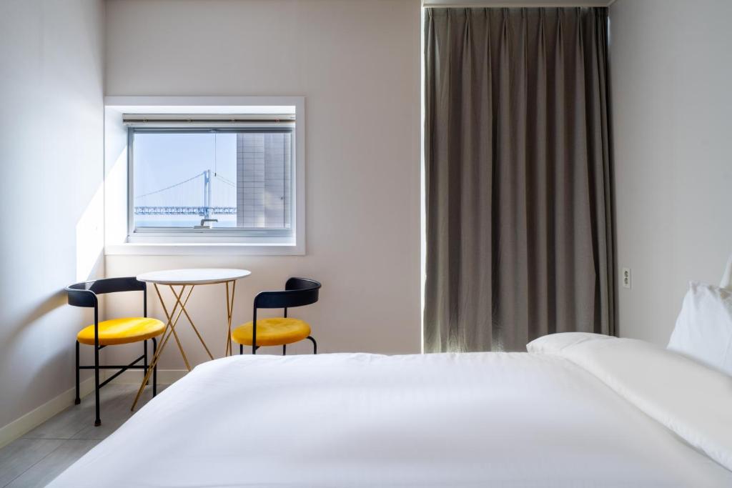 Postel nebo postele na pokoji v ubytování Oceanstay Hotel