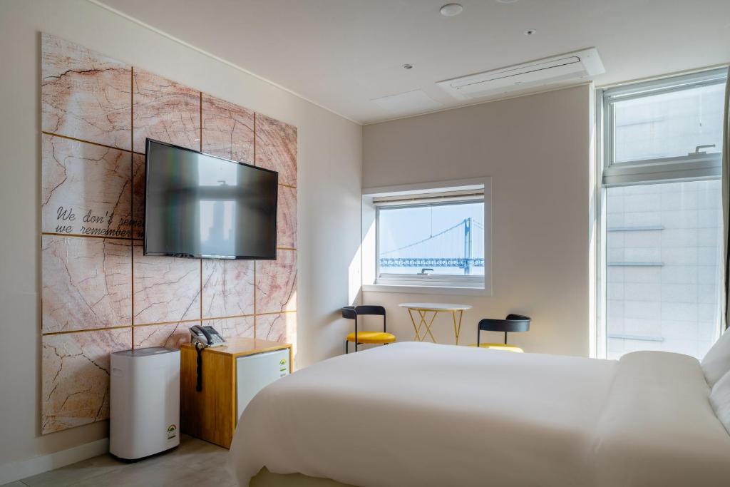 TV a/nebo společenská místnost v ubytování Oceanstay Hotel