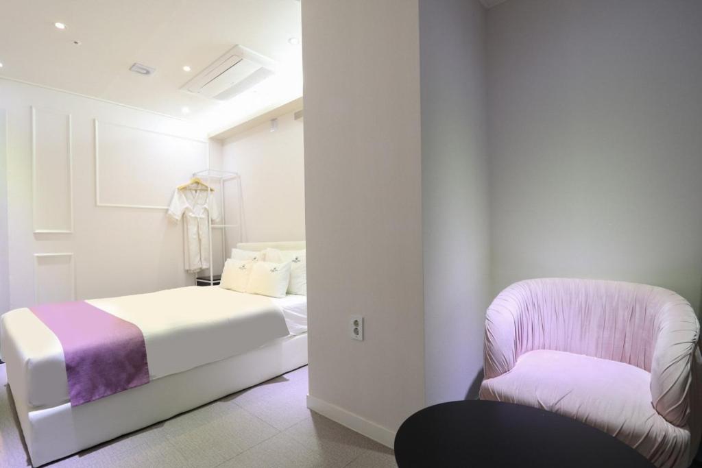Postel nebo postele na pokoji v ubytování Oceanstay Hotel