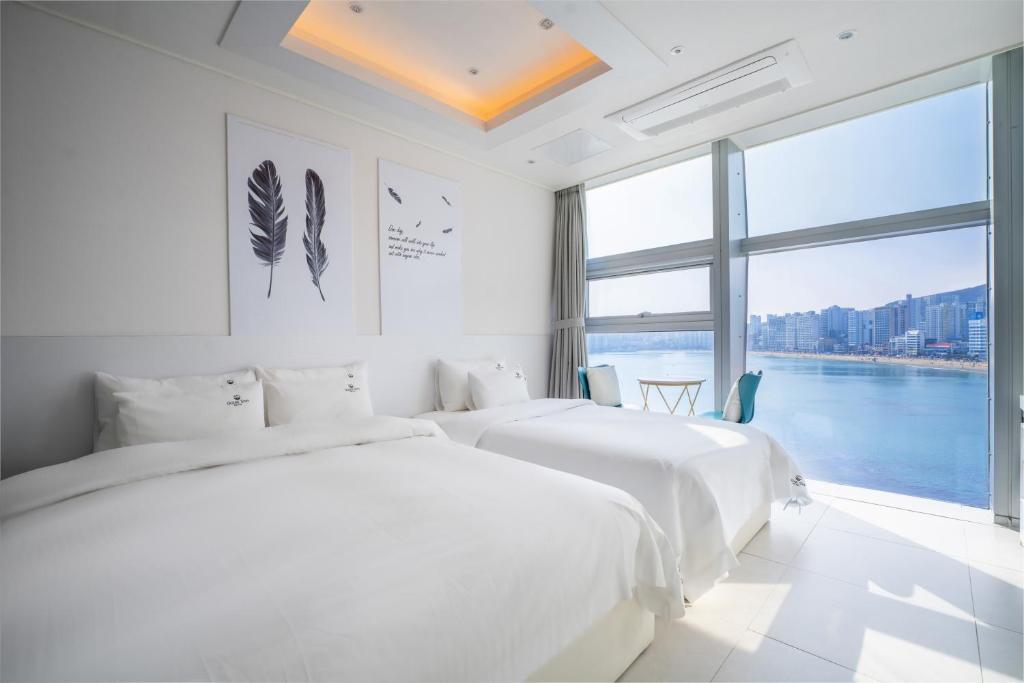 Postel nebo postele na pokoji v ubytování Oceanstay Hotel