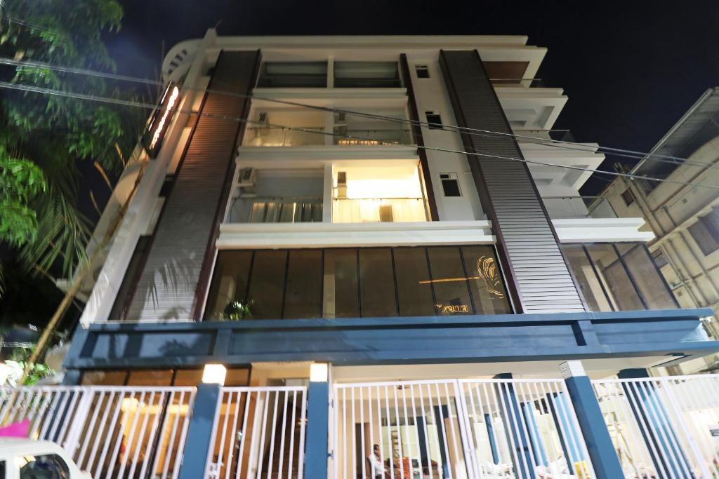 コルカタにあるHotel O Silver Key Deshapriya Park Near Kalighat Kali Templeの白い柵の建物