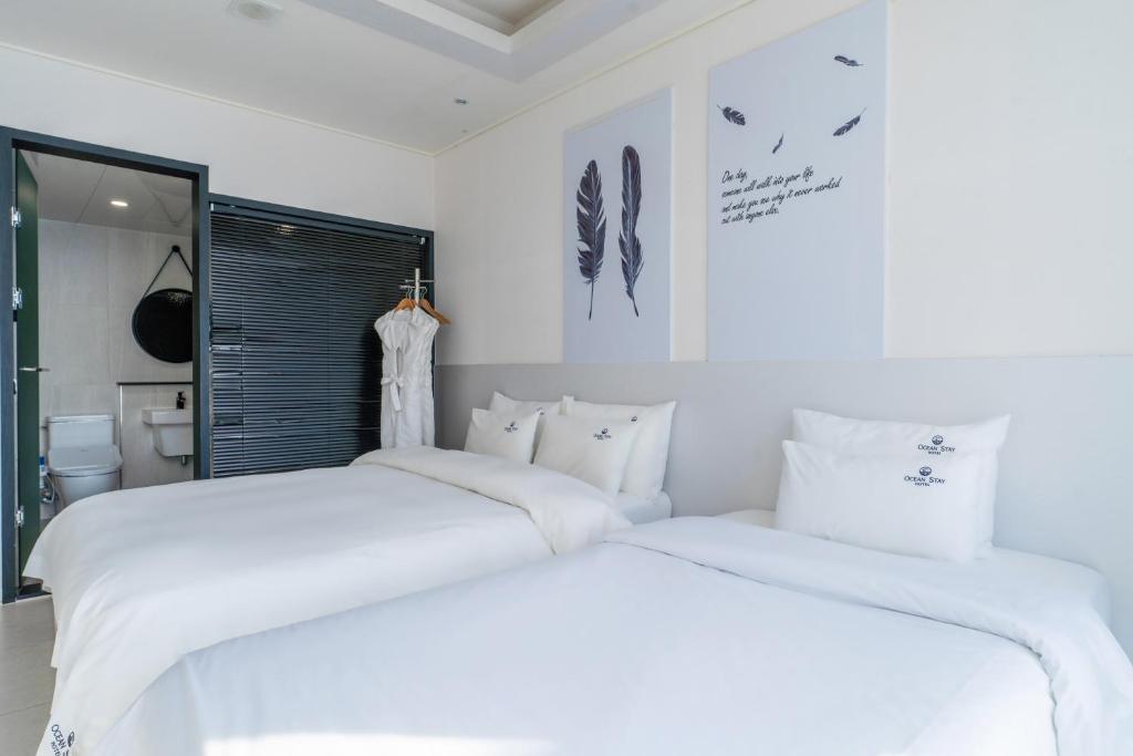 Postel nebo postele na pokoji v ubytování Oceanstay Hotel