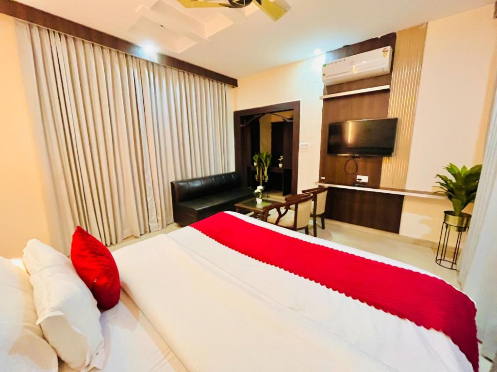 TV a/nebo společenská místnost v ubytování Hotel Ramawati Near Ganga Ghat Haridwar