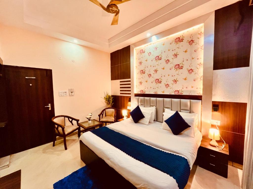 Postel nebo postele na pokoji v ubytování Hotel Ramawati Near Ganga Ghat Haridwar