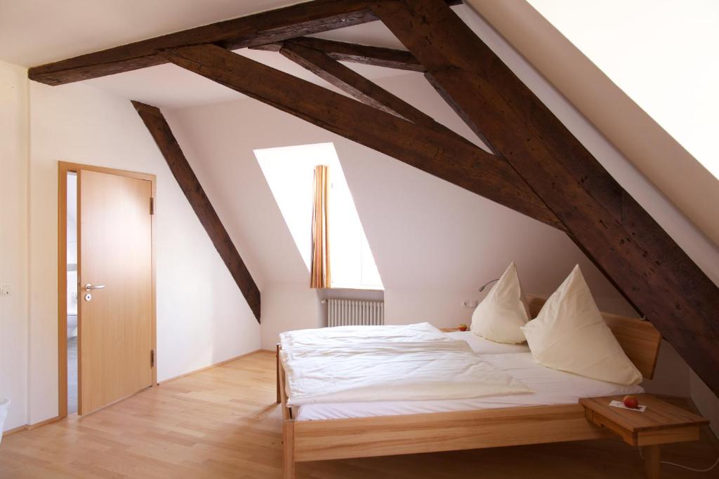 Postel nebo postele na pokoji v ubytování Hotel & Café Ritter von Böhl