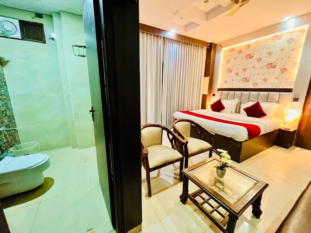 Postel nebo postele na pokoji v ubytování Hotel Ramawati Near Ganga Ghat Haridwar