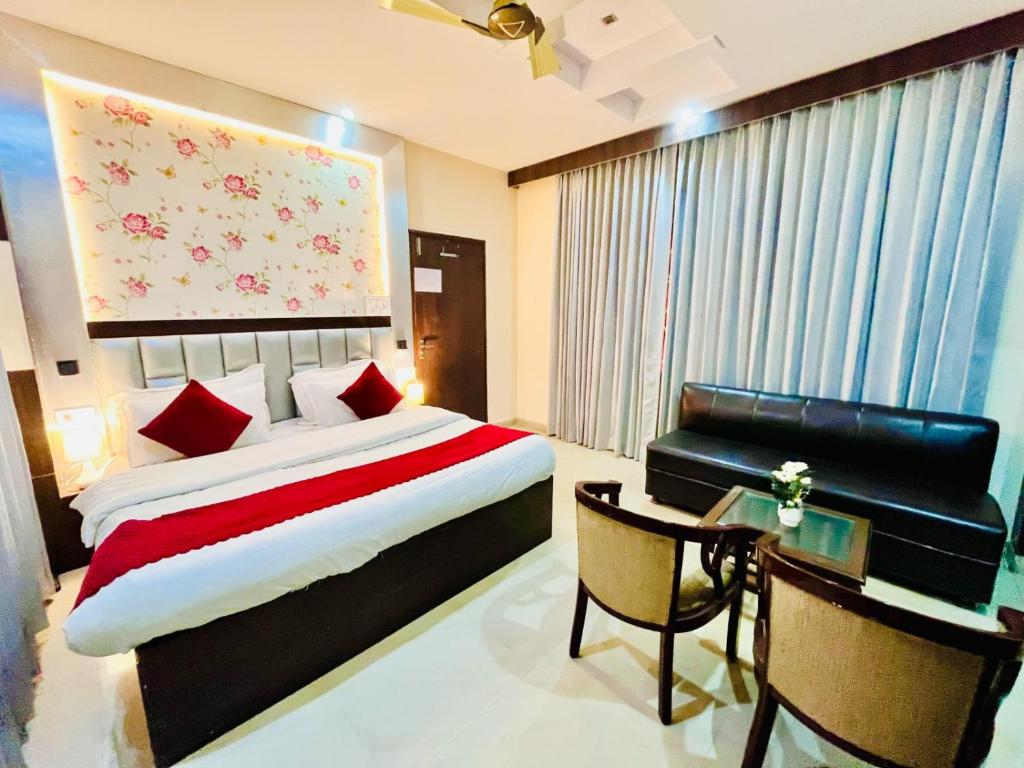 TV a/nebo společenská místnost v ubytování Hotel Ramawati Near Ganga Ghat Haridwar