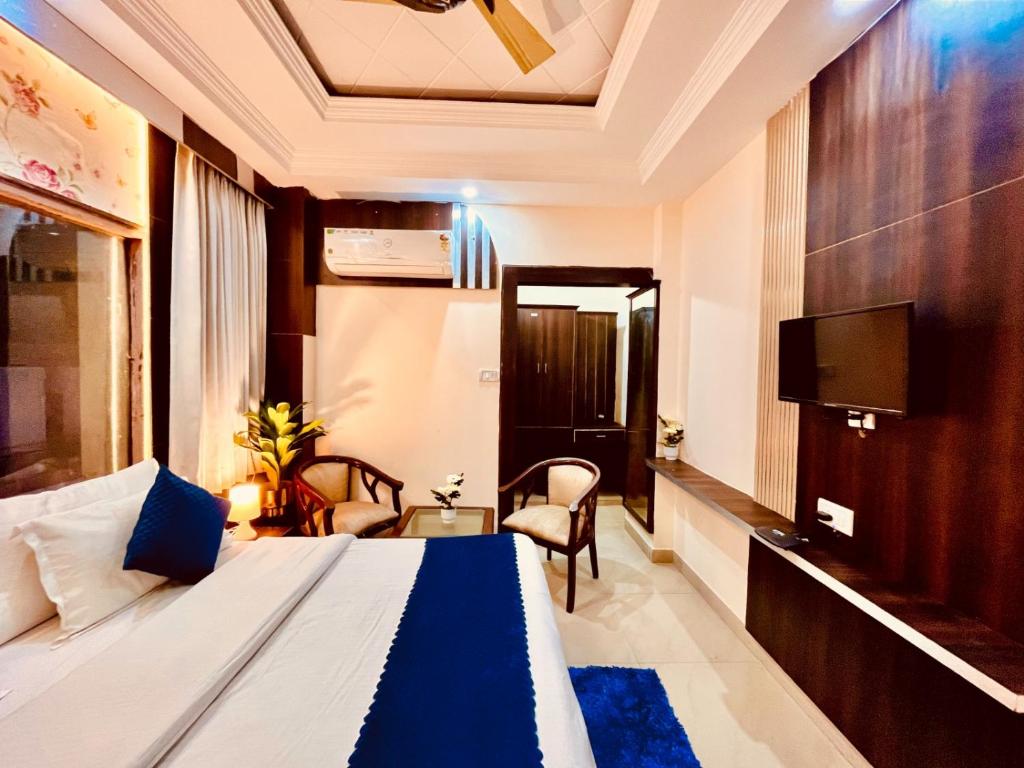 Postel nebo postele na pokoji v ubytování Hotel Ramawati Near Ganga Ghat Haridwar