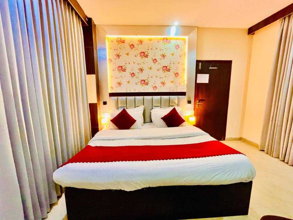 Postel nebo postele na pokoji v ubytování Hotel Ramawati Near Ganga Ghat Haridwar