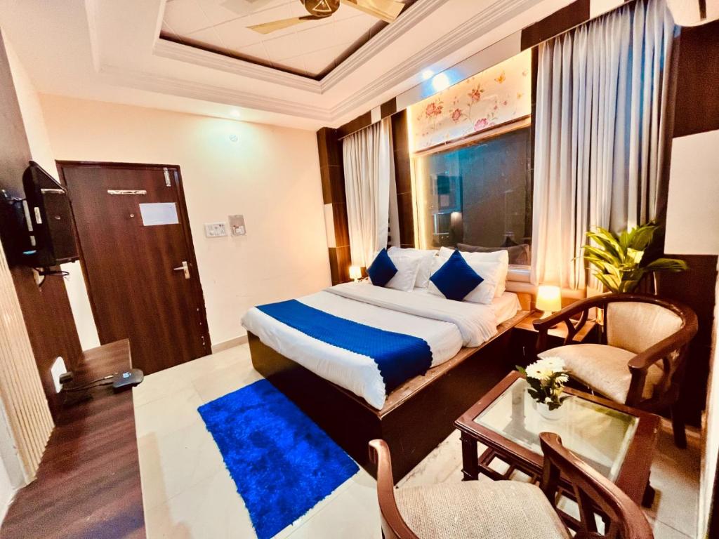 Postel nebo postele na pokoji v ubytování Hotel Ramawati Near Ganga Ghat Haridwar