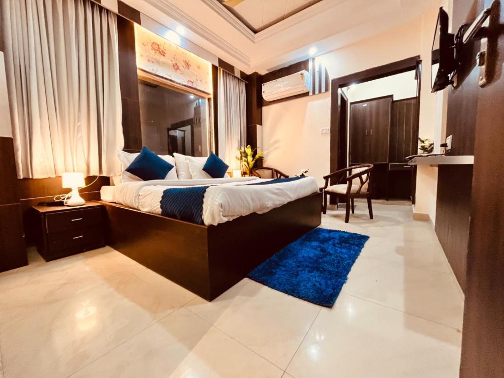 Postel nebo postele na pokoji v ubytování Hotel Ramawati Near Ganga Ghat Haridwar