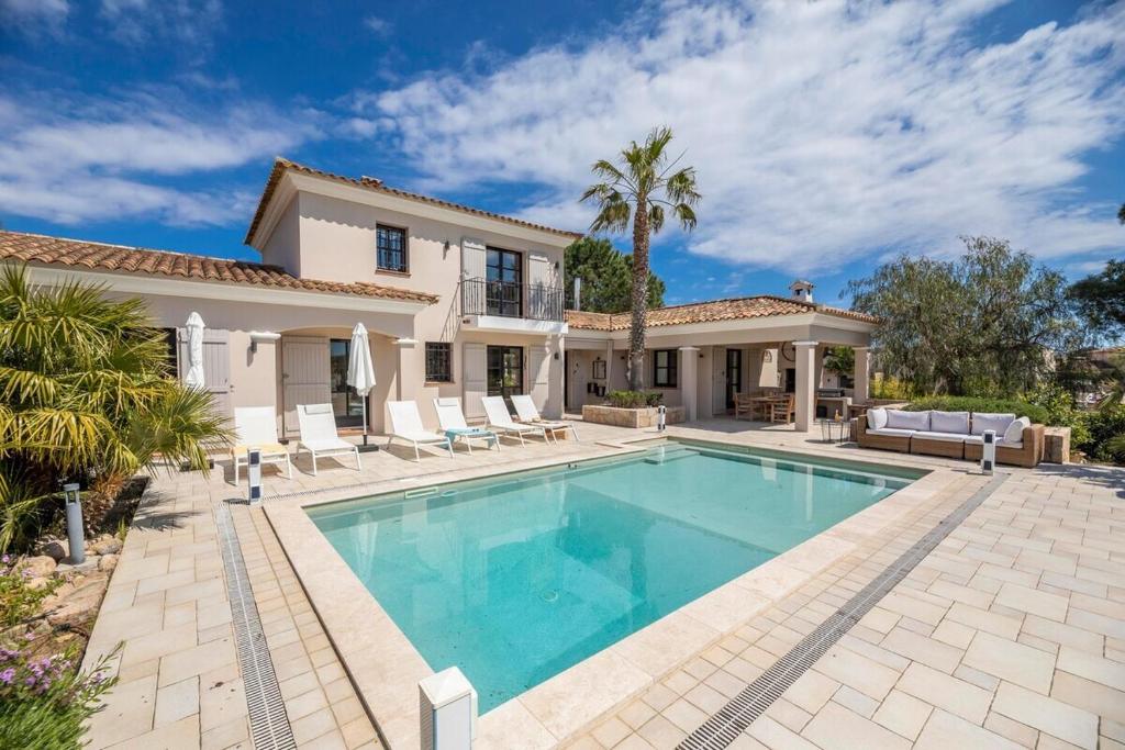 Swimmingpoolen hos eller tæt på La fourmilière