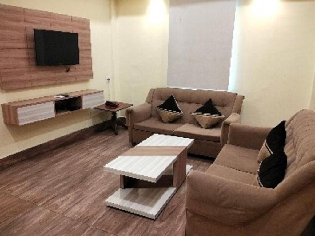 TV a/nebo společenská místnost v ubytování The Citi Residenci Hotel, Bidhannagar