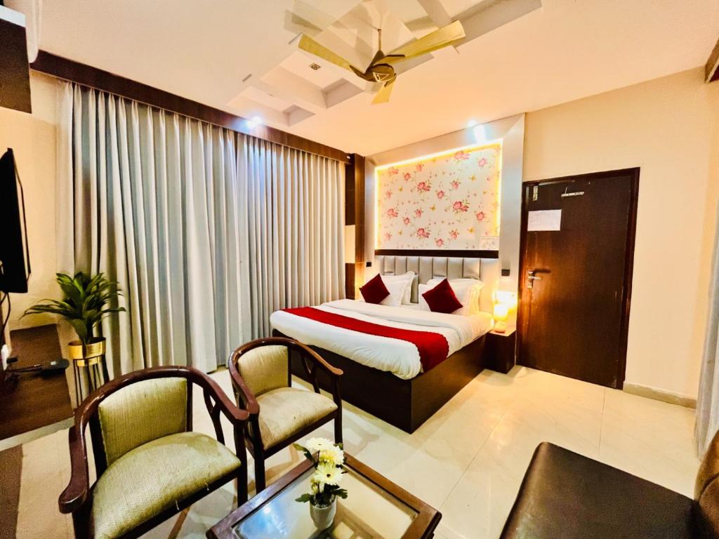 Postel nebo postele na pokoji v ubytování Hotel Ramawati Near Ganga Ghat Haridwar
