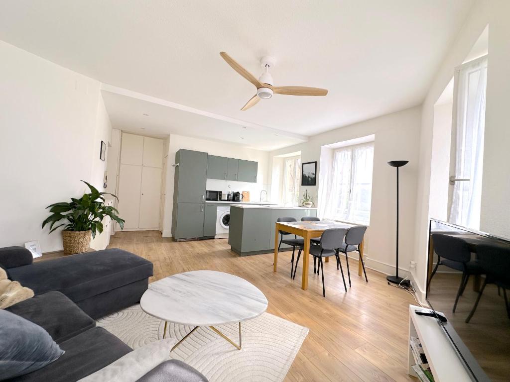 un salon avec un canapé et une table dans l'établissement Bel appartement au cœur de Strasbourg, à Strasbourg