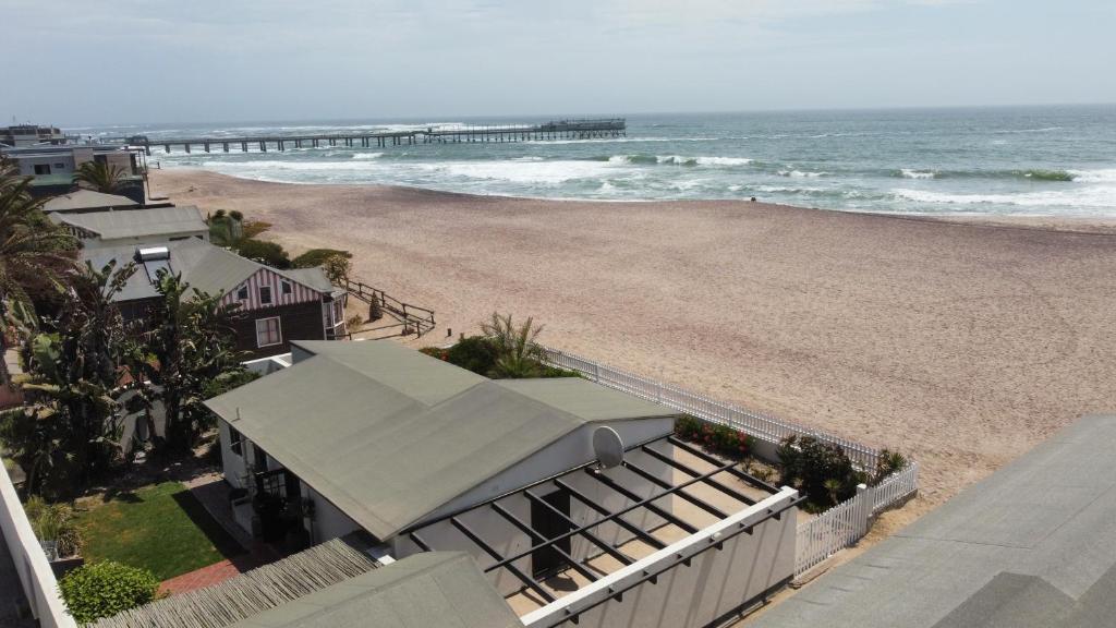una vista de la playa desde el balcón de una casa en Sashalon Beachfront Cottage, en Swakopmund