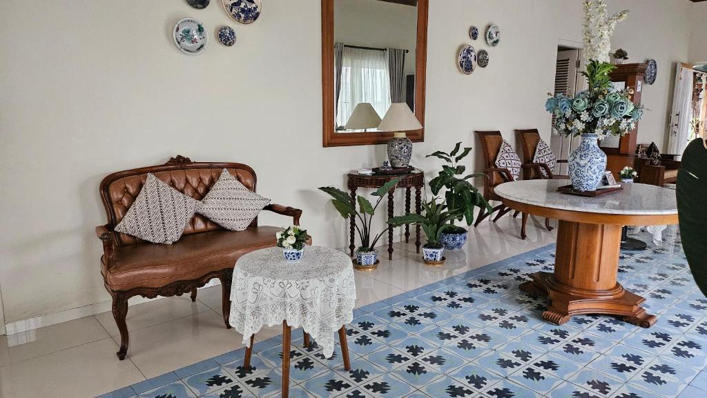 Posezení v ubytování Surokarsan 9 House Yogyakarta