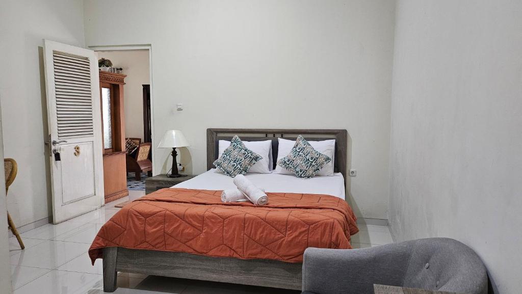 Postel nebo postele na pokoji v ubytování Surokarsan 9 House Yogyakarta