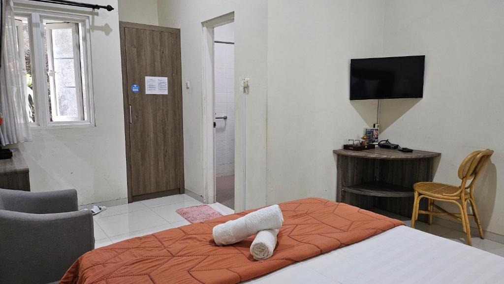 Postel nebo postele na pokoji v ubytování Surokarsan 9 House Yogyakarta