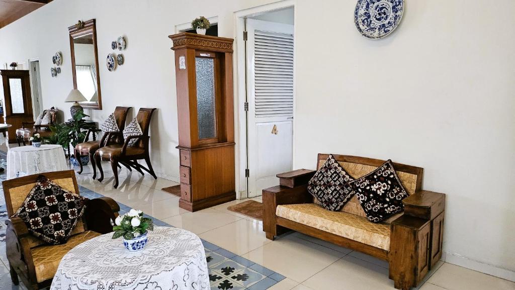 Posezení v ubytování Surokarsan 9 House Yogyakarta