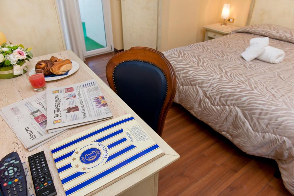 Säng eller sängar i ett rum på Hotel City