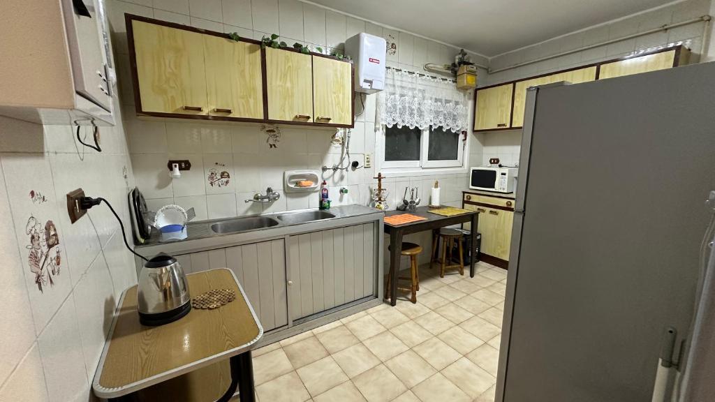 Kuchyň nebo kuchyňský kout v ubytování No AC - Vintage Modernized Sea View Apartment