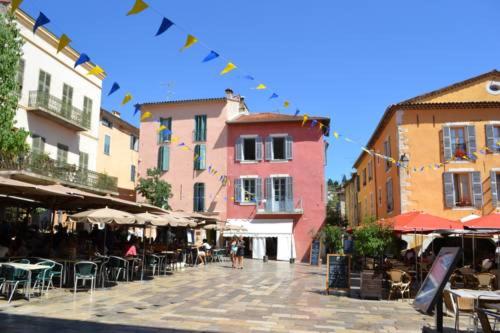 a city street with tables and chairs and buildings at VALBONNE Maison cœur de village in Valbonne