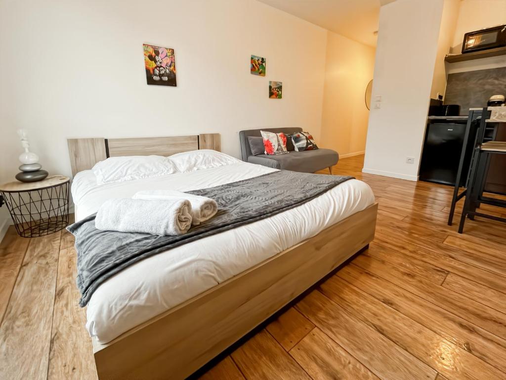 Cette chambre comprend un grand lit et du parquet. dans l'établissement Cosy Studio Disneyland Paris - Rentaway BnB, à Montévrain