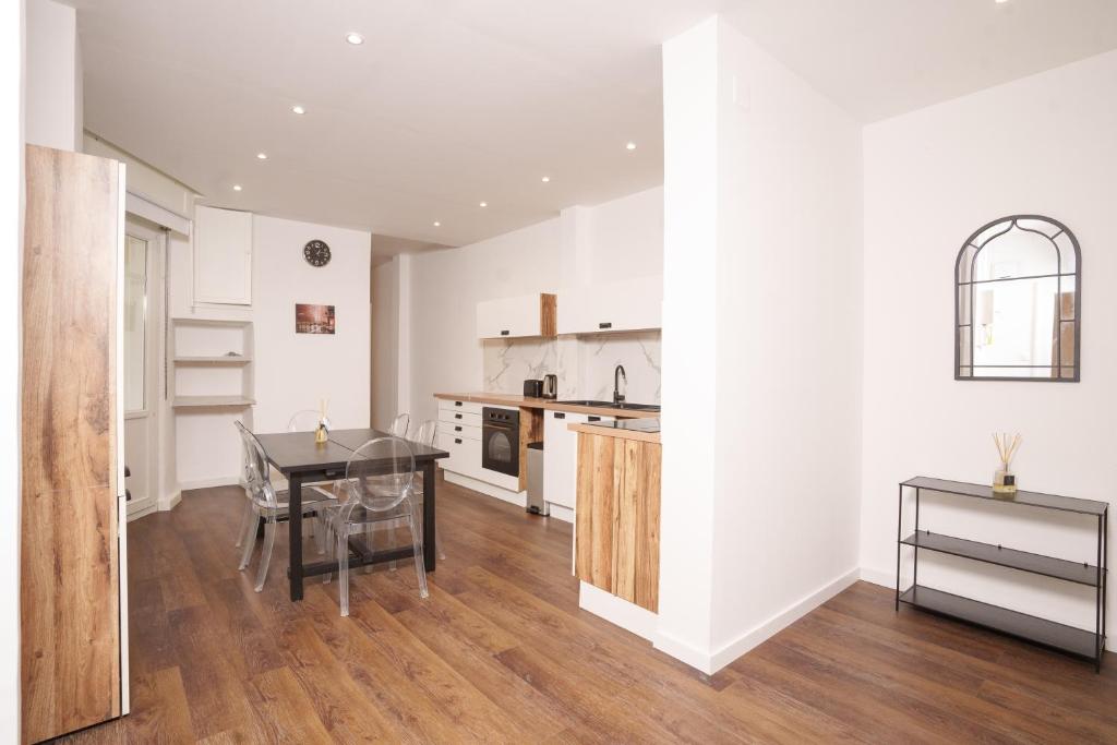 une cuisine avec une table et une salle à manger dans l'établissement Grand appartement spacieux, à Strasbourg