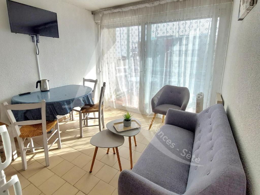 un salon avec un canapé et une table dans l'établissement T3 en plein coeur Corniche et proche des plages, à Sète