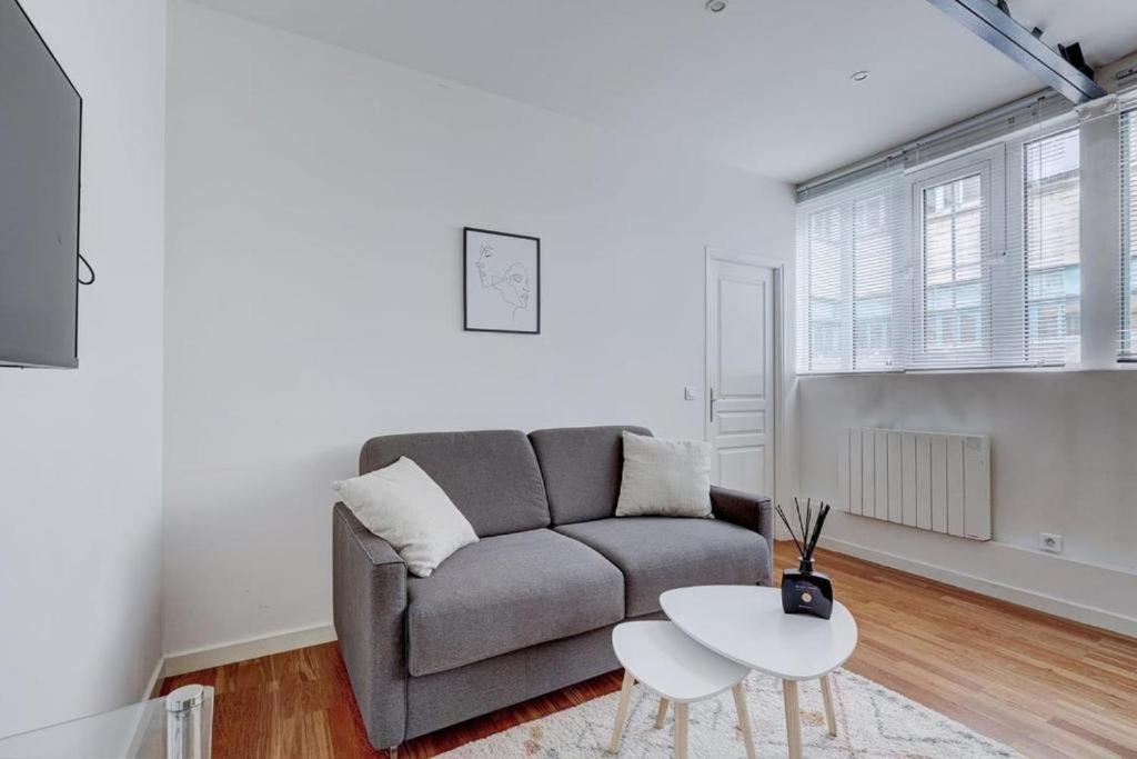 un salon avec un canapé et une table dans l'établissement Bluestay 650 - Superb apartment in Paris, à Paris