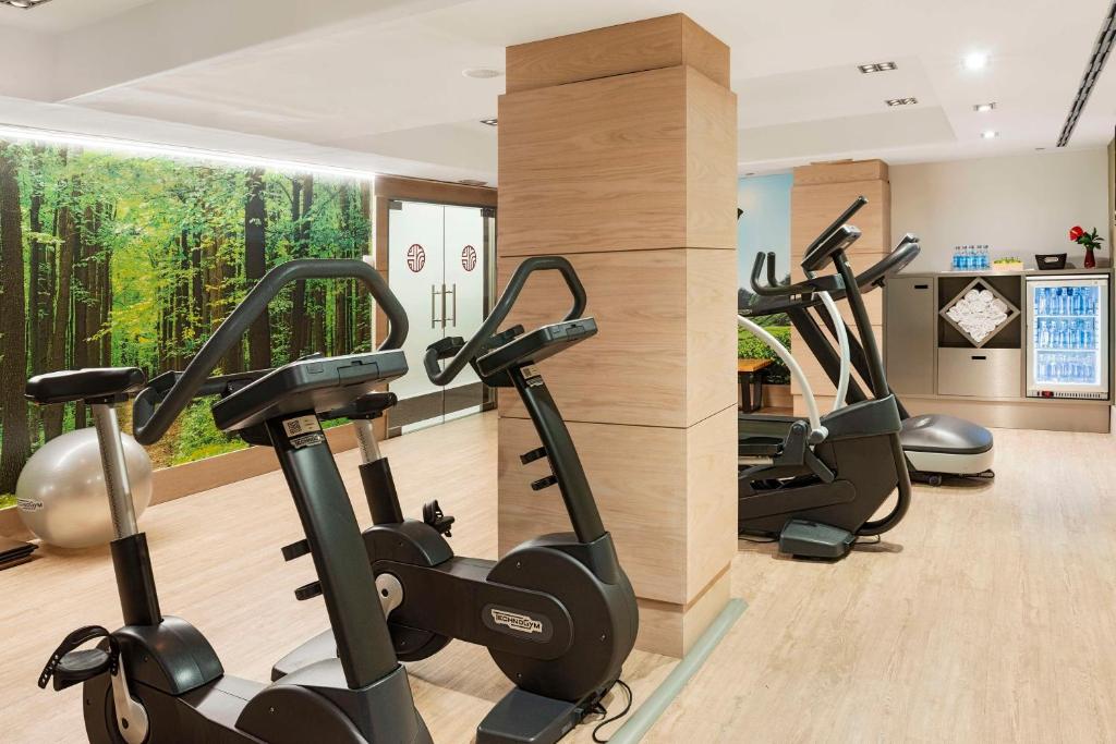 Posilňovňa alebo fitness centrum v ubytovaní NH Collection Barcelona Gran Hotel Calderon