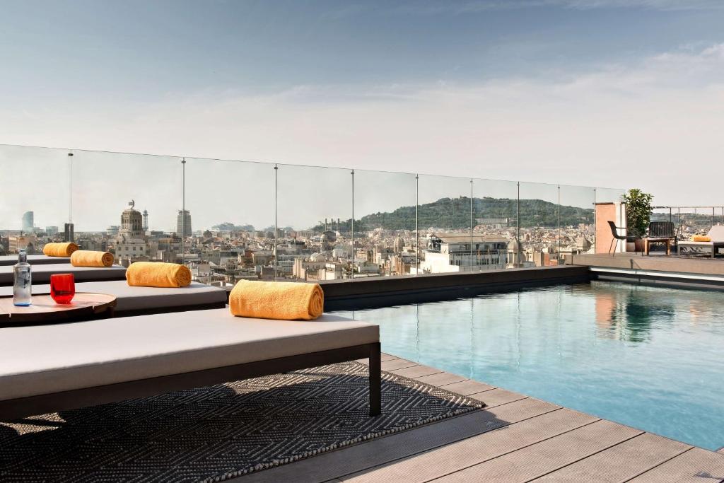 Bazén v ubytovaní NH Collection Barcelona Gran Hotel Calderon alebo v jeho blízkosti