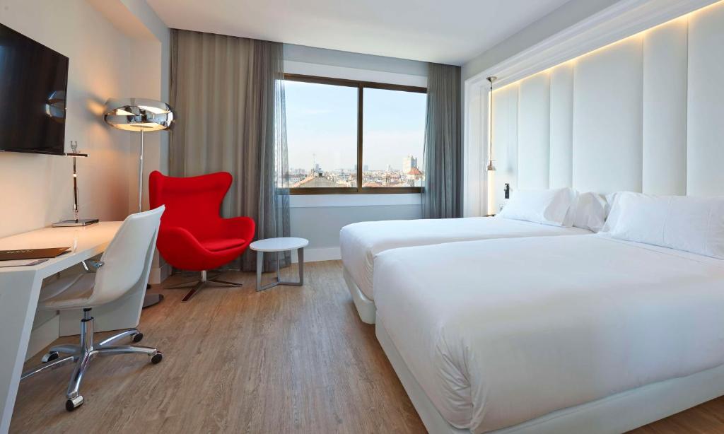 Posteľ alebo postele v izbe v ubytovaní NH Collection Barcelona Gran Hotel Calderon