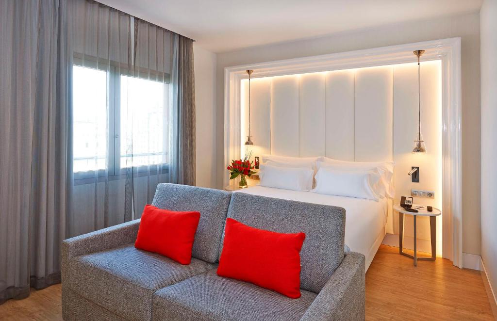 Posteľ alebo postele v izbe v ubytovaní NH Collection Barcelona Gran Hotel Calderon