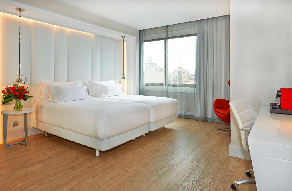 Posteľ alebo postele v izbe v ubytovaní NH Collection Barcelona Gran Hotel Calderon
