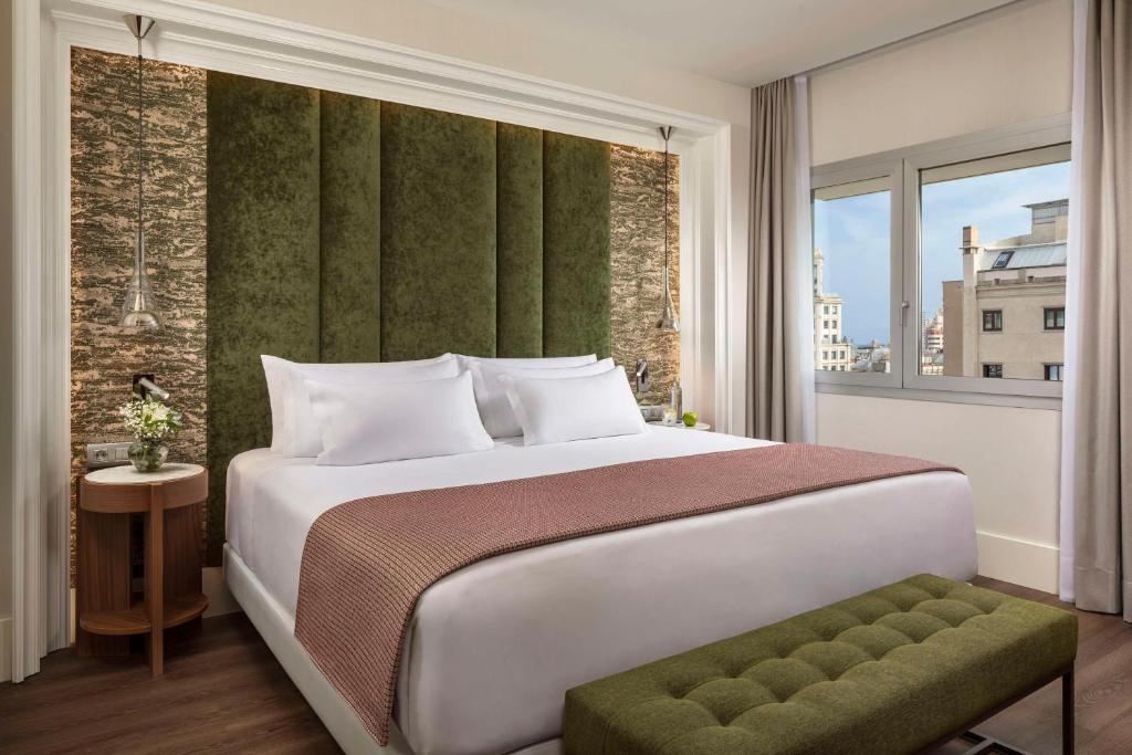 Posteľ alebo postele v izbe v ubytovaní NH Collection Barcelona Gran Hotel Calderon