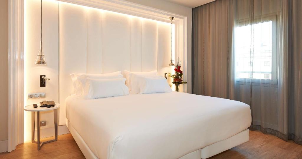 Posteľ alebo postele v izbe v ubytovaní NH Collection Barcelona Gran Hotel Calderon