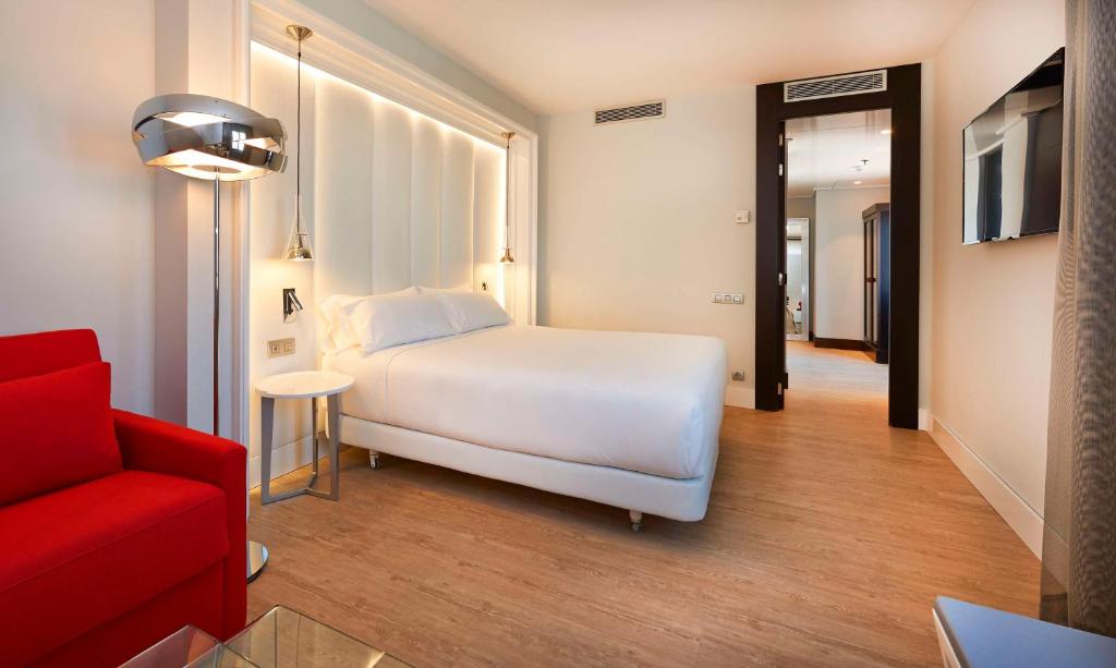 Posteľ alebo postele v izbe v ubytovaní NH Collection Barcelona Gran Hotel Calderon
