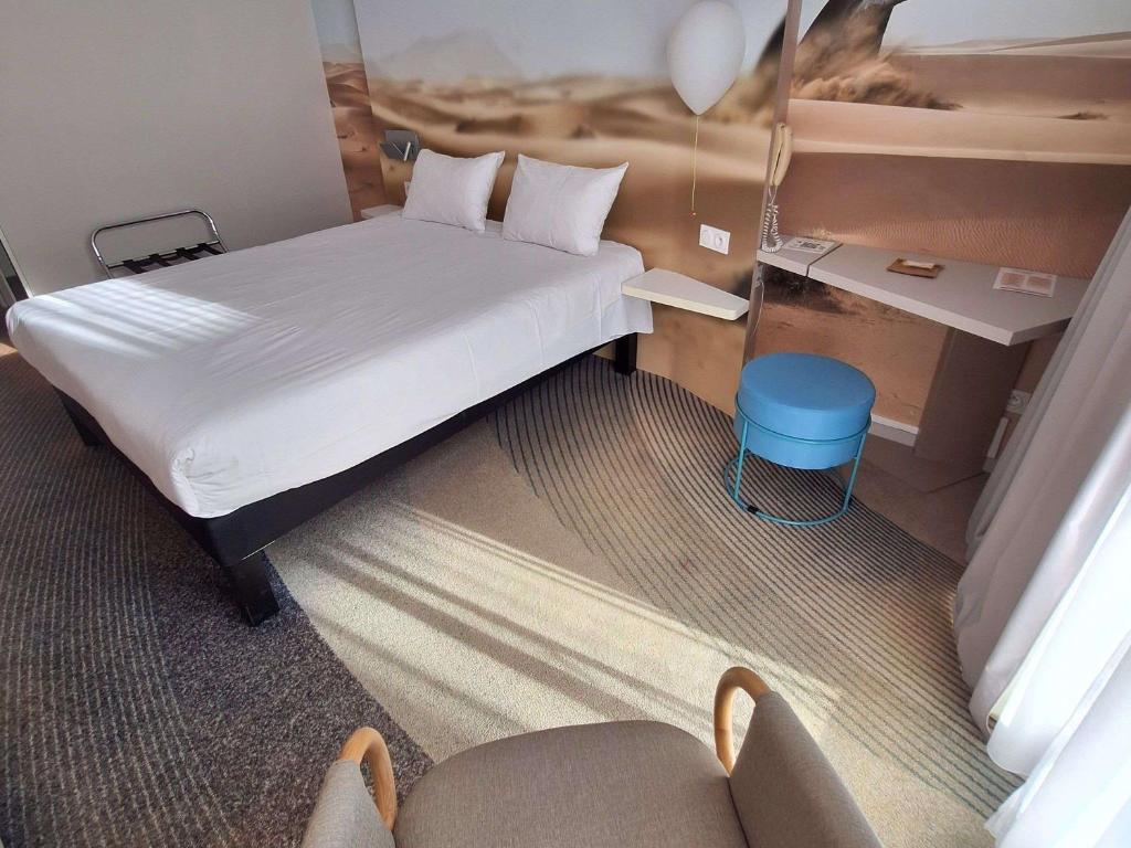 a small room with a bed and a desk at ibis Styles Toulon Centre Port in Toulon