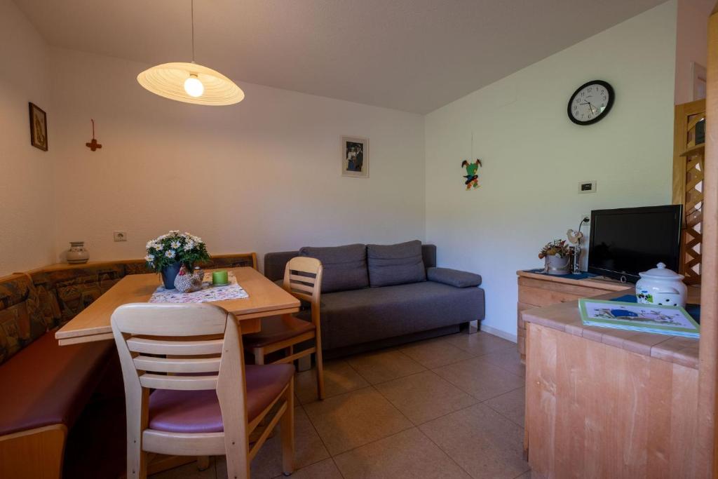 salon ze stołem i kanapą w obiekcie Planitzhof w mieście Castelrotto