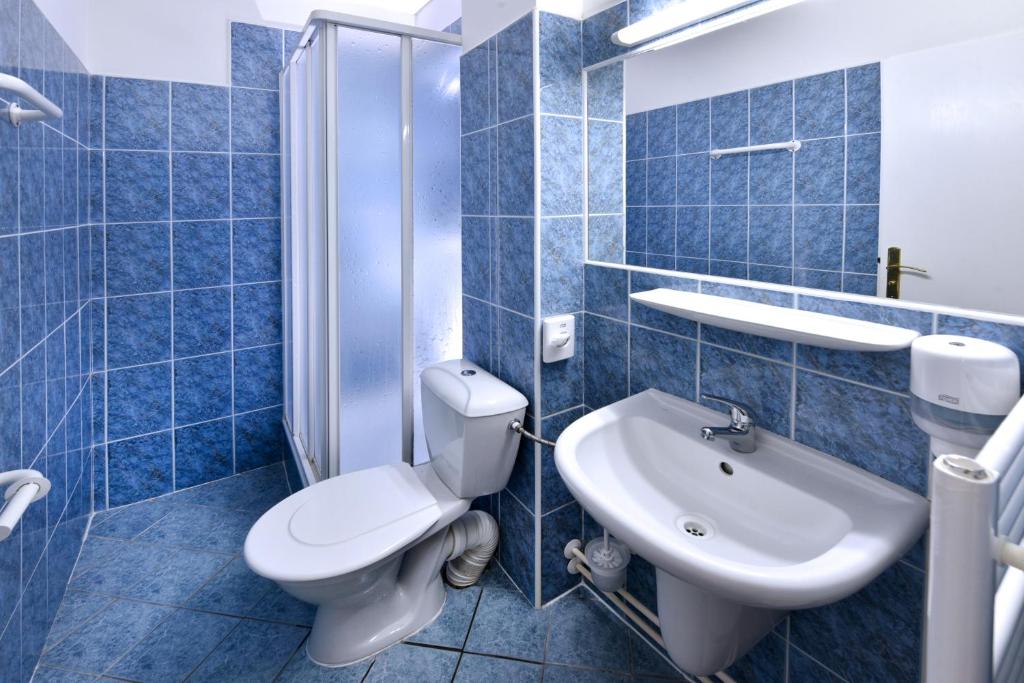 Koupelna v ubytování APLEND Hotel Lujza Major