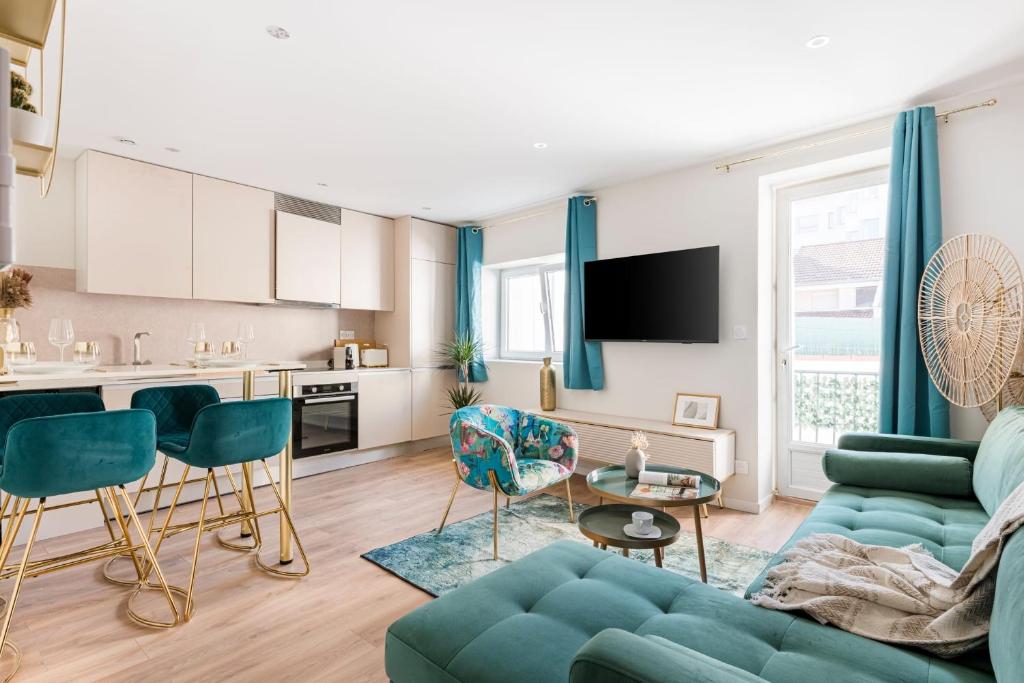 un salon avec un canapé et une table dans l'établissement Beige Hospitalité - Salomé - Golden suite, à Saint-Étienne