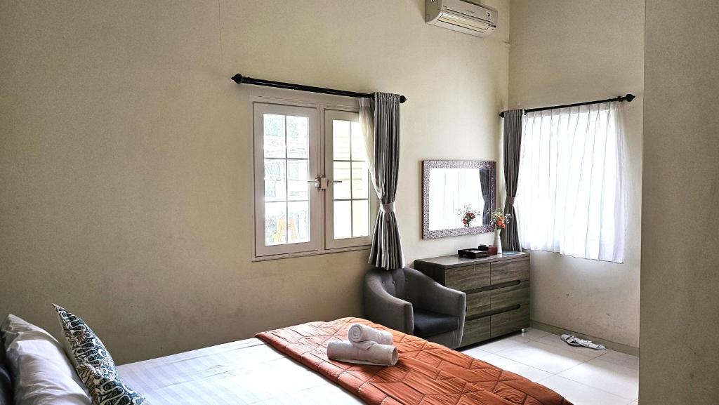 Postel nebo postele na pokoji v ubytování Surokarsan 9 House Yogyakarta