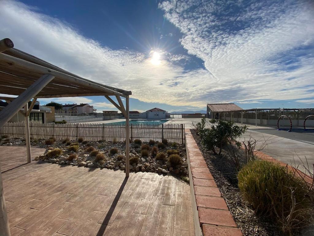 Un groupe d'oiseaux assis dans un jardin dans l'établissement Le Barcarès pour 4 personnes L'Evasion Catalane, au Barcarès