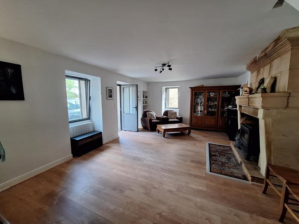 un salon avec un canapé et une cheminée dans l'établissement VU sur campagne, maison proche Chatellerault, à Availles en Chatellerault