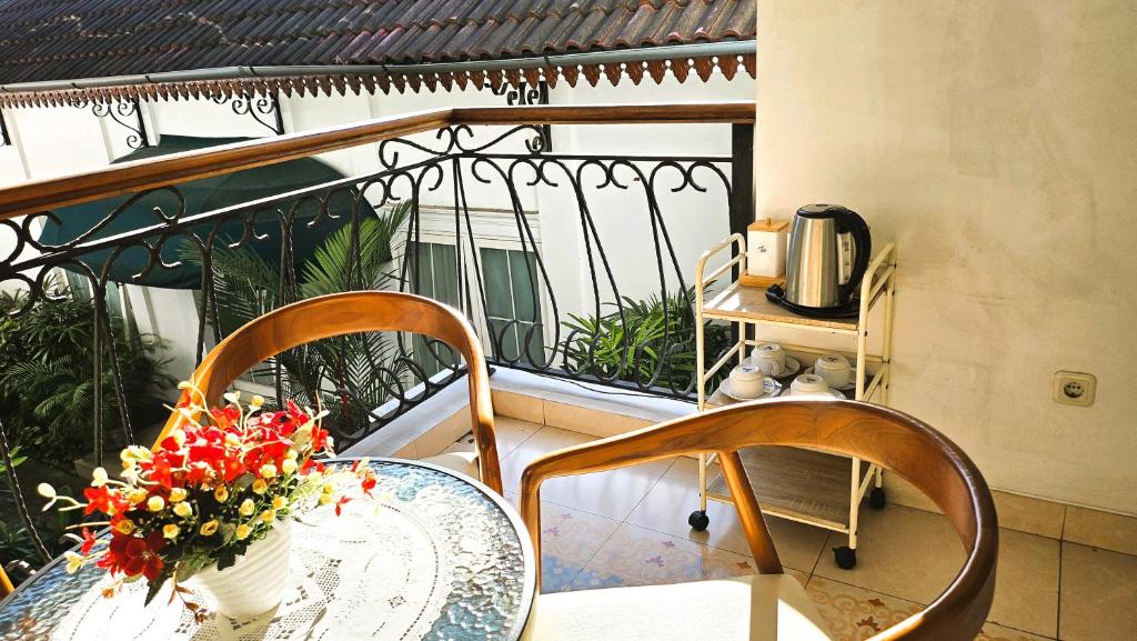 Balkón nebo terasa v ubytování Surokarsan 9 House Yogyakarta